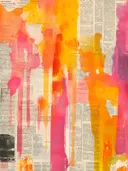 Abstract schilderij met oranje en roze druipende verf over krantentekst