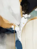 Abstract schilderij met organische vormen in marineblauw, oker en crème