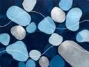 Paletmes abstract schilderij, organische vorm in zilver en ijsblauw