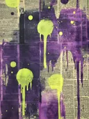 Abstract schilderij met paarse achtergrond en limoengroene verfdruppels op krantenpapier
