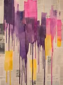 Abstracte verfstrepen in paars, roze en geel die uitlopen over een achtergrond van krantenpapier.