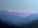 Schilderij van een paarse bergketen in de mist