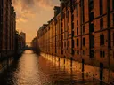 Historische pakhuizen aan een kanaal bij zonsondergang