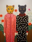 Twee antropomorfe katten, een gele luipaard en een zwarte panter, in gestippelde jurken tussen bloemen