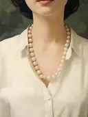 Vrouw met parelketting en witte blouse, close-up portret
