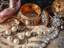 Parels en sieraden op bladmuziek, stilleven schilderij
