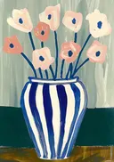 Schilderij van pastel anemonen in een gestreepte vaas