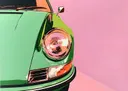 Pop-art illustratie van een koplamp van een groene klassieke auto