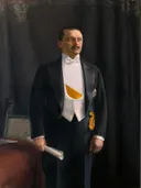 Portrait of Carl Gustaf Emil Mannerheim van Akseli Gallen-Kallela: portret met man, rok, staand en gordijn, in donker met wit