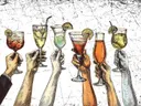 Handen die toosten met cocktailglazen