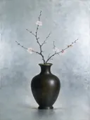 Schilderij van pruimenbloesem in een diep bronzen vaas met een fijne goudrand, oosterse stijl in verweerd zilver