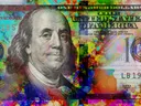 Close-up van een honderd dollarbiljet met kleurrijke psychedelische verfspatten