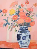 Stilleven met oranje en gele ranonkels en witte bloemen in een blauw-wit gestreepte kruik op roze achtergrond.
