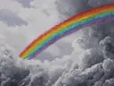 Schilderij van een gekleurde regenboog tegen grijze wolken