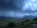 Schilderij van een regenbui boven een bergvallei