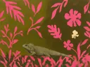 Schilderij van reptiel in olijf en roze, in vlakke kleurvlakken