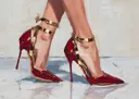 Close-up van benen in rode lakleren pumps met gouden enkelbandjes