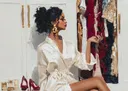 Vrouw in witte ochtendjas die kleding uitkiest in een luxe inloopkast, met rode hakken op de grond