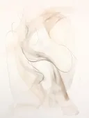 Abstract schilderij met rokerige, wervelende vormen in beige en grijs.