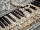 Schilderij van roosvormige parels op een piano