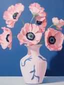 Roze anemonen met donker hart in een lichtroze vaas tegen een blauwe achtergrond