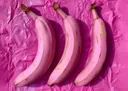 Pop-art stilleven van bananen in roze