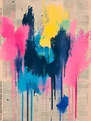 Abstracte verfspatten en drips in roze, blauw en geel over een krantenpapier achtergrond.
