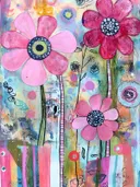 Mixed-media schilderij met grote roze bloemen met gestippelde donkere kernen op een pastelkleurige achtergrond