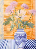 Stilleven met roze chrysanten in een blauw-wit vaas tegen een oranje gestreepte achtergrond.