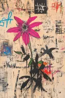 Schilderij van een grote roze bloem met zwarte spikkelkern tussen graffiti-tags en verfspatten op crème achtergrond