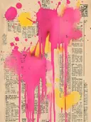 Abstract schilderij met roze verfdruppels en gele accenten op krantenpapier
