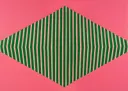 Abstract geometrisch schilderij van een gestreepte groene ruit op een roze achtergrond