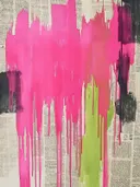 Abstract schilderij met roze en groene verfdruppels op krantenpapier