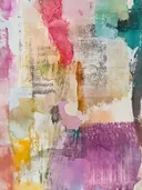 Abstracte mixed-media collage met magenta, groen en beige papierlagen