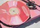 Schilderij van een roze vinylplaat op een platenspeler