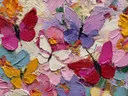 Schilderij van meerdere roze, paarse en gele vlinders tussen bloemblaadjes