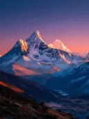 Schilderij van roze zonsopgang over besneeuwde bergpieken