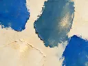 Abstract schilderij, ruwe materie buiten beeld in delftsblauw en goud