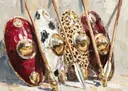 Stilleven van vier decoratieve schilden met speren