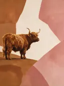 Schilderij van schotse hooglander in poederroze en bruin, in vlakke kleurvlakken
