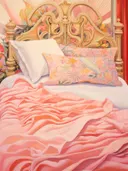 Stilleven van een sierlijk houten bed met wit beddengoed, roze plaid en bloemenkussens.