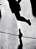 Zwart-wit silhouet van sprongbeweging