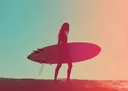 Silhouet van een vrouw met een surfboard tegen een roze en turquoise zonsondergang