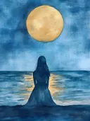 Silhouet van een vrouw op het strand kijkend naar een grote gouden maan boven zee