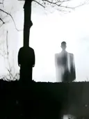 Twee mysterieuze silhouetten in kaal landschap