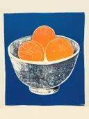 Stilleven van sinaasappels in een blauwe kom tegen een blauwe achtergrond