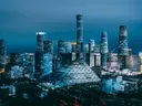 Verlichte wolkenkrabbers en een piramidevormig gebouw in de skyline van Beijing bij nacht