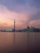 Skyline van Toronto met CN Tower bij zonsondergang, gezien vanaf het water