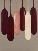 Smeltende kolommen in de stijl Textured Minimalism, in diep bordeaux, ossenbloed en verstoft roze, met warm beenderwit