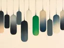 Smeltende kolommen in de stijl Textured Minimalism, in houtskool, leigrijs en gebroken wit, met een fel smaragdgroen accent